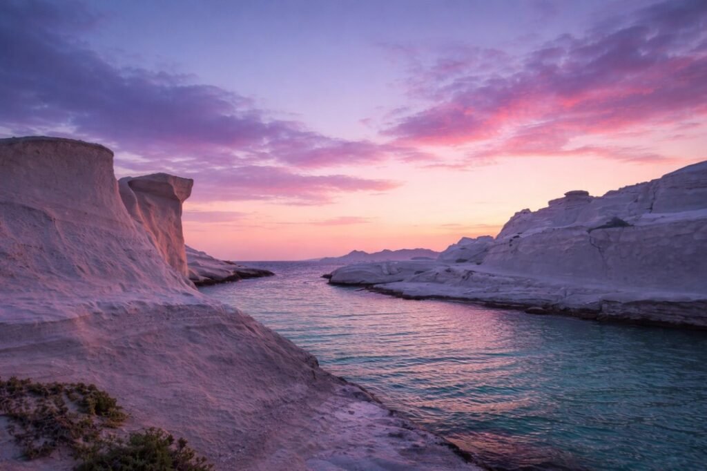Milos – Plaka & Sarakiniko (Dreamy Sunset Landscapes)